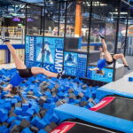 Imprezy integracyjne na trampolinach. Dlaczego warto? Gdzie je organizować?